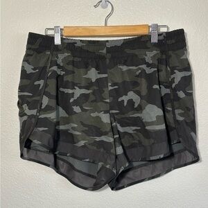 Athleta Camo Printed Mesh Racer Run Shorts 4” Size Large | running | fitness |